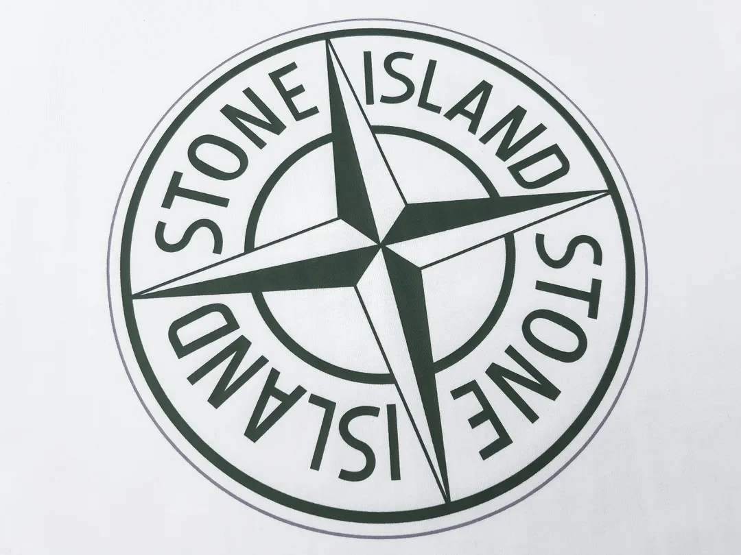 W616#P110💰 [Stone lsland/Stone Island summer new short-sleeved T-shirt with big green compass print on the chest] ⚠️[Original creation, high control of details] Made of 260g combed cotton 32-count double yarn - Simple basic versatile style, original single quality, the first choice for couples. - Made in a large factory, four needles and five threads on the shoulder, neatly arranged, high quality workmanship. - Same style for men and women, very versatile, one piece for each person Details are clearly visible. Color: Black White Size: M L
